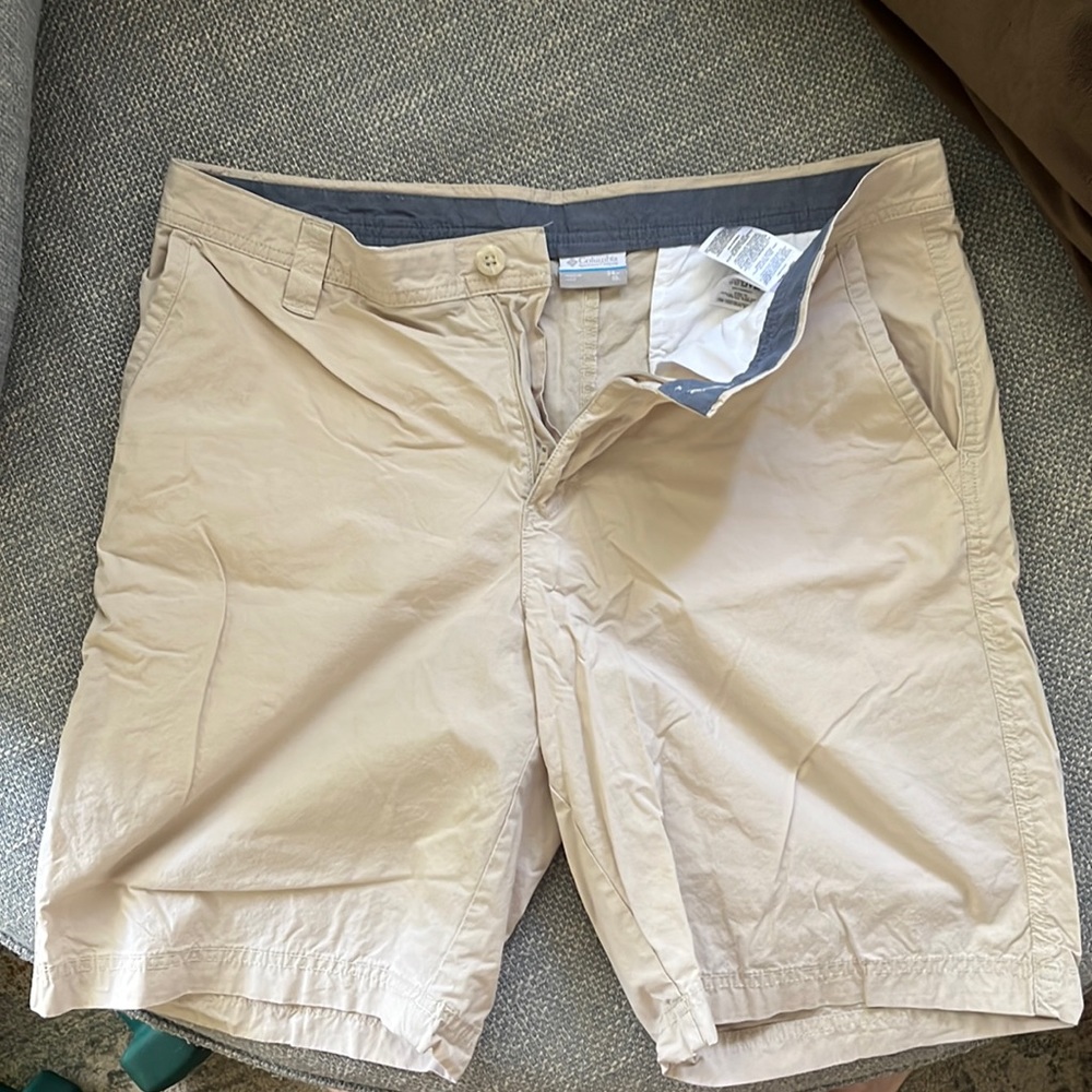 Columbia flat front shorts tan size 34